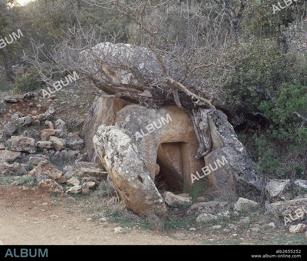 PREHISTORICA. MEGALITISMO. ESPAÑA. DOLMEN MEGALITICO de la ESTACION ARQUEOLOGICA DE HIPO-NOVA en el paraje de la Peña de los Gitanos. MONTEFRIO. Provincia de Granada. Andalucía.