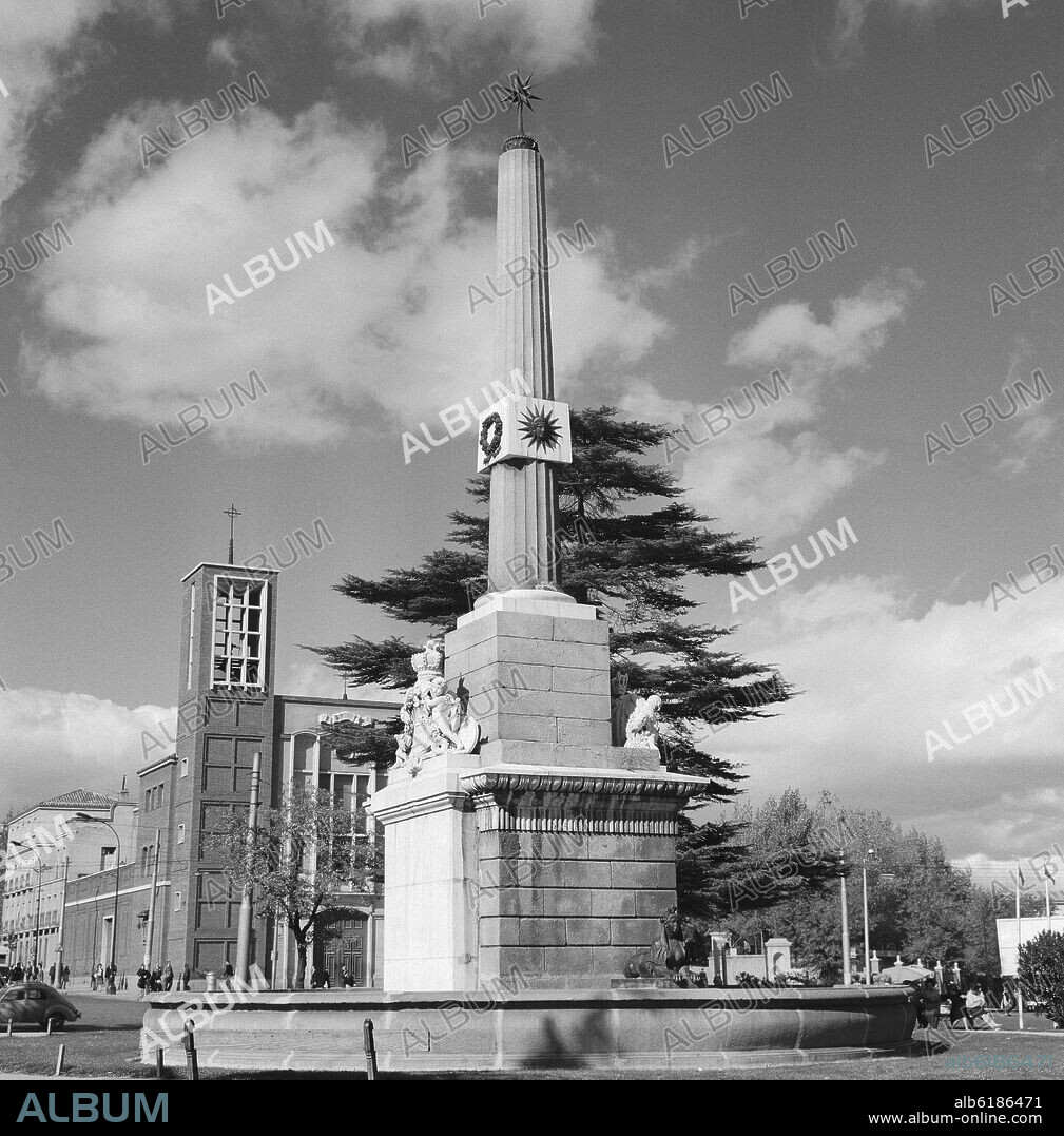 FRANCISCO JAVIER DE MARIATEGUI (1775-1843). OBELISCO DE LA CASTELLANA EN LA PLAZA MANUEL BECERRA HOY EN EL PARQUE DE ARGANZUELA -  ECULPIDO POR JOSE TOMAS B/N  FOTO AÑOS 60.