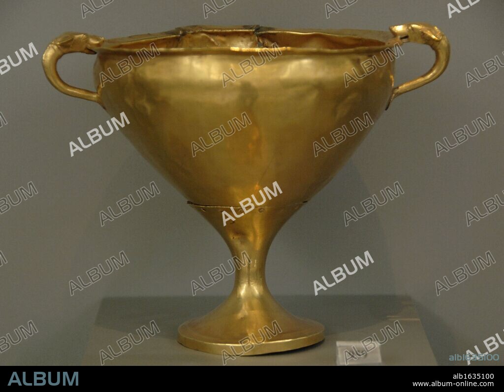 Mycenaean art. Treasury of the Acropolis of Mycenae. Golden cup with two handles ending with the head of a dog biting the edge of the cup. Found in a tomb of Circle A. Dated in the late 15th century BCE. Archaeological Museum. Athens. Greece.