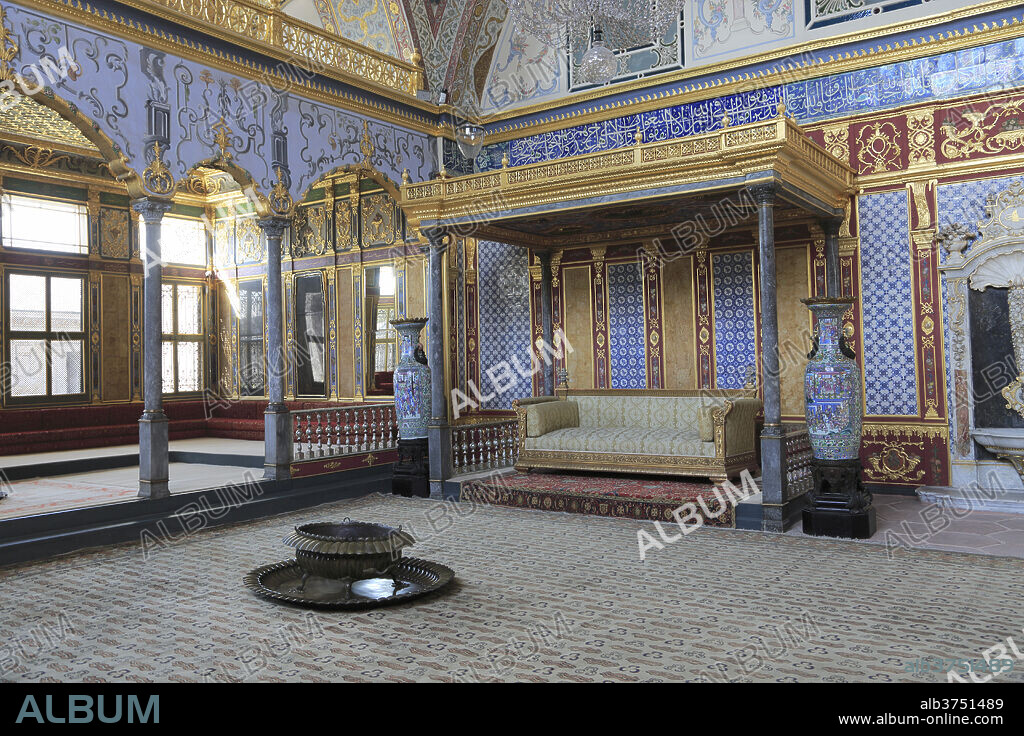 Imperial Hall, Throne Room, The Harem, Topkapi Palace, UNESCO World Heritage Site, Istanbul, Turkey, Europe.