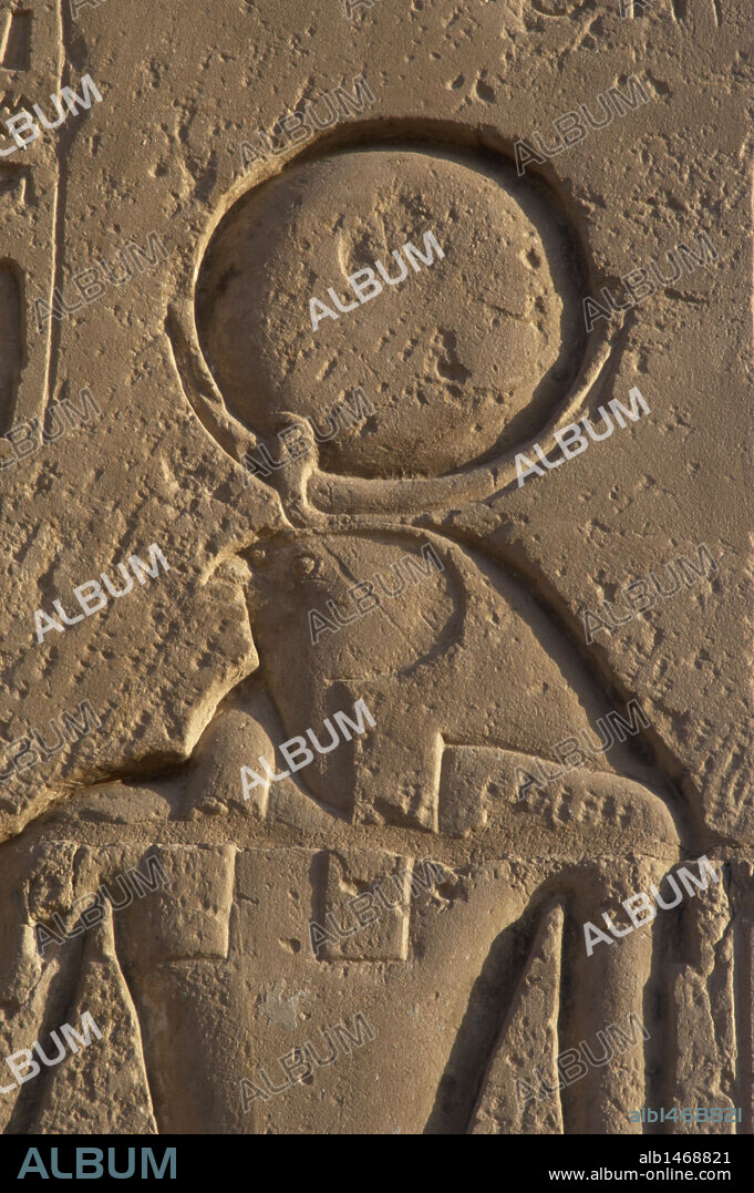 DIOS RE (RA). Dios solar egipcio, con cuerpo humano, cabeza de halcón y disco solar. TEMPLO MORTUORIO DEL RAMESERUM (RAMESSERUM). XIX dinastía. Imperio Nuevo. Necrópolis Tebanas. Medinet-Habu. Egipto.