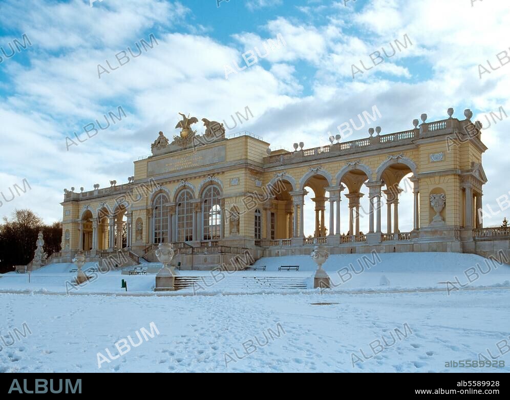 Wien (Österreich), Schloss Schönbrunn, Schlosspark, Gloriette. (erbaut 1772-75; Architekt: Johann Ferdinand Hetzendorf). Ansicht von Nordwesten. Foto (Barbara Opitz).