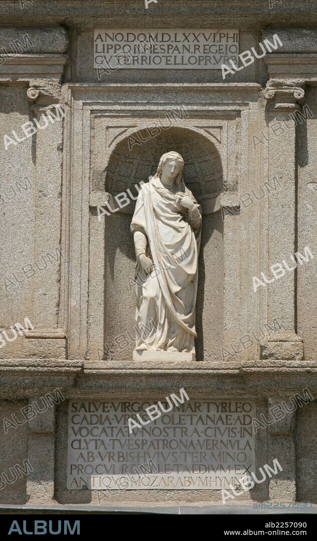 TOLEDO. PUERTA DEL CAMBRON DE ORIGEN MUSULMAN RECONSTRUIDA EN EL AÑO 1577. FACHADA INTERIOR CON LA IMAGEN DE SANTA LEOCADIA , PATRONA DE LA CIUDAD , ATRIBUIDA A ALONSO DE BERRUGUETE.