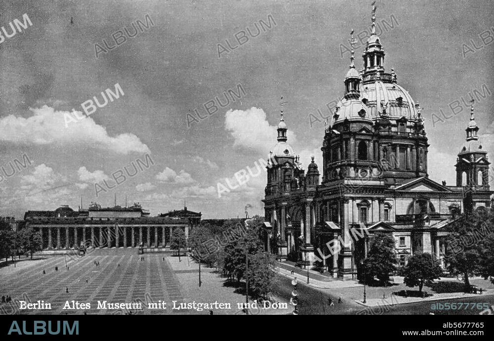 Berlin-Mitte, Lustgarten. Blick auf Dom und Lustgarten mit dem Alten Museum. Fotopostkarte, um 1935.