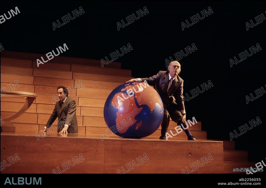 BOADELLA , ALBERT. ESCRITOR Y DIRECTOR DE TEATRO ESPAÑOL. BARCELONA 1943 -. TEATRO." UBU PRESIDENT ". COMPAÑIA EL JOGLARS. MADRID 1996.