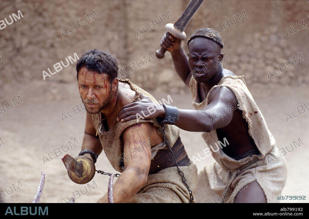 DJIMON HOUNSOU y RUSSELL CROWE en GLADIATOR, 2000, dirigida por RIDLEY SCOTT. Copyright DREAMWORKS/UNIVERSAL PICTURES / BUITENDIJK, JAAP.