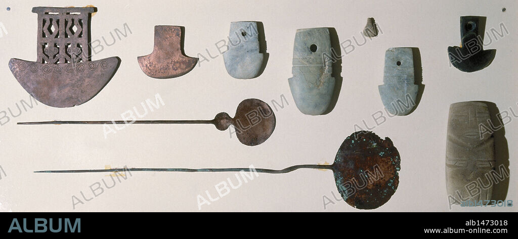 ARTE PRECOLOMBINO. INCA. Distintos utensilios: HACHAS DE PIEDRA Y METAL, de la cultura Inca y Puruhá (Ecuador), y AGUJAS DE METAL de la cultura Puruhá. Colección particular.