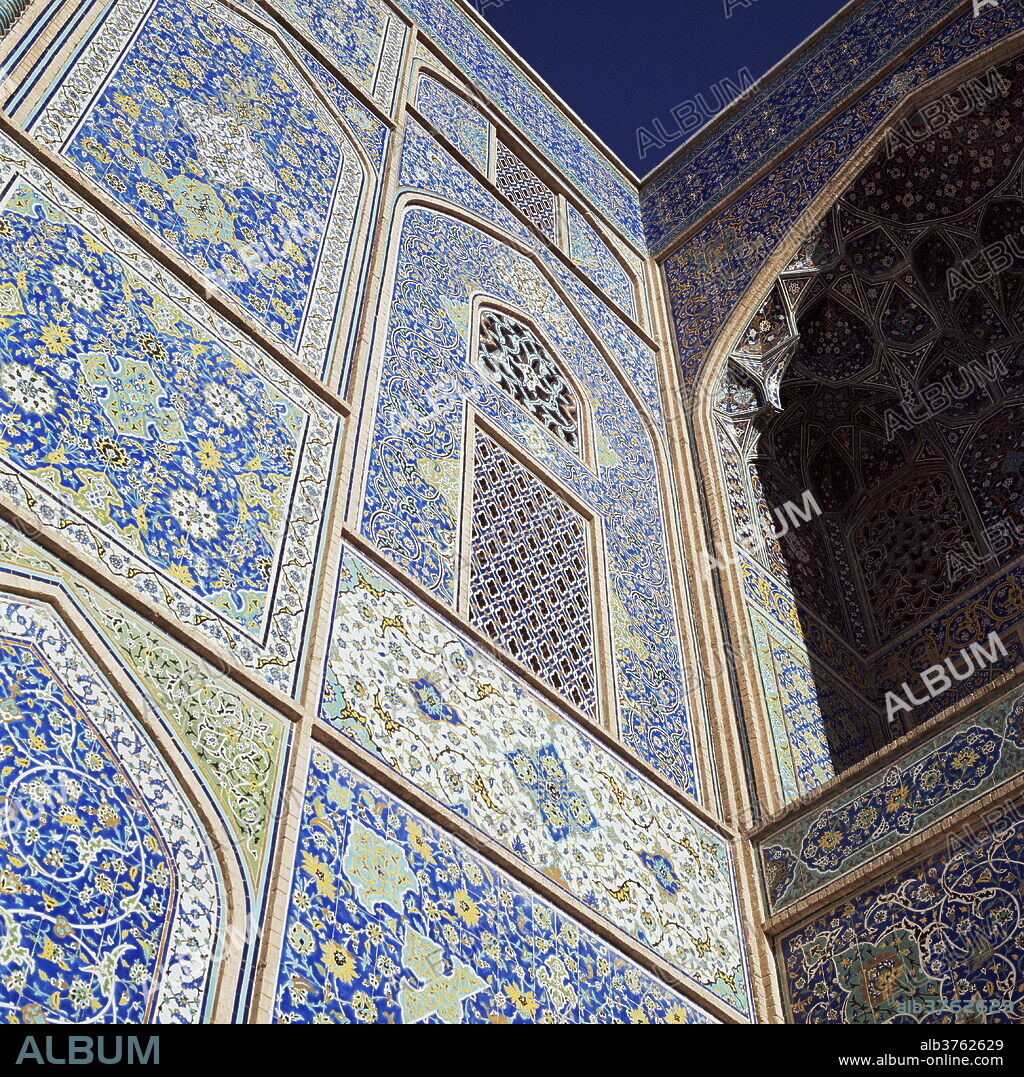 Detail of tilework, Masjid-e Imam, formerly the Shah Mosque, UNESCO World Heritage Site, Isfahan, Iran, Middle East.