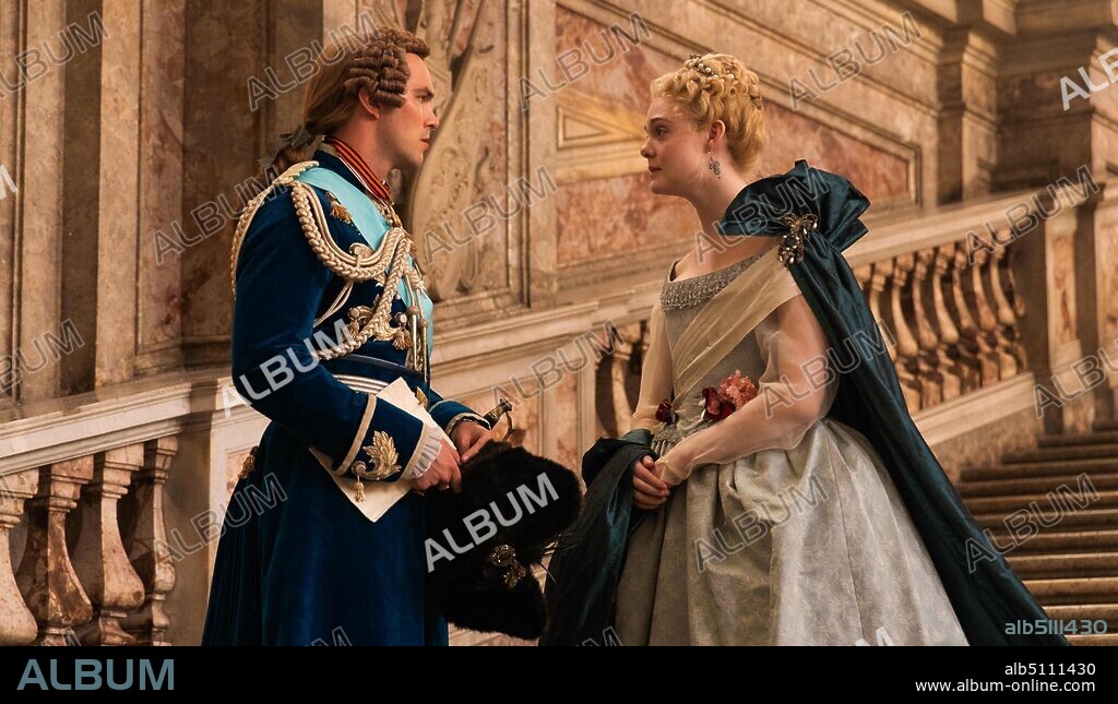 ELLE FANNING y NICHOLAS HOULT en THE GREAT, 2020. Copyright Thruline Entertainment/Echo Lake Entertainment/Macgowan Films/Media Rights Capital (MRC).