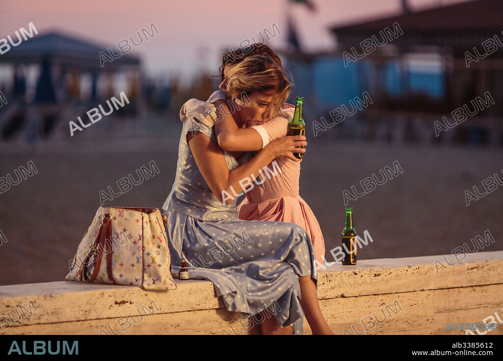 MICAELA RAMAZZOTTI y VALERIA BRUNI TEDESCHI en LOCAS DE ALEGRÍA, 2016 (LA PAZZA GIOIA), dirigida por PAOLO VIRZI. Copyright LOTUS PRODUCTIONS/MANNY FILMS/RAI CINEMA/MIBAC/ELATOS/INDEFI.