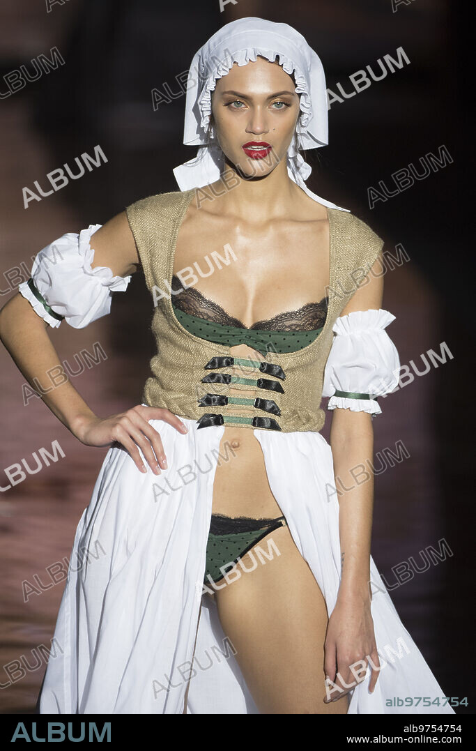 Madrid, 02/18/2017. Mercedes Benz Fashion Week Autumn Winter. Fashion show by designer Andrés Sarda. Photo: Of Saint Bernard and Angel by Antonio ARCHDC.