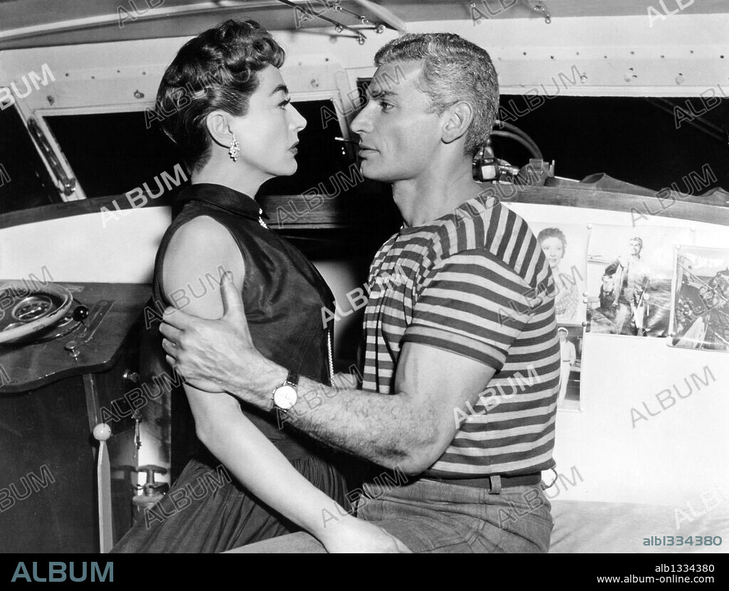 JEFF CHANDLER y JOAN CRAWFORD en LA MUJER Y EL MAR, 1955 (FEMALE ON THE BEACH), dirigida por JOSEPH PEVNEY. Copyright UNIVERSAL PICTURES.