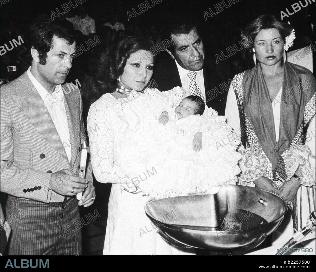 JURADO , ROCIO. ACTRIZ Y CANTANTE ESPAÑOLA. CHIPIONA. BAUTIZO DE SU HIJA ROCIO EN HUELVA , JUNTO A SU MARIDO PEDRO CARRASCO *** Local Caption *** BAPTISM OF ROCIO CARRASCO. PICTURED ROCIO JURADO , PEDRO CARRASCO AND ROCIO CARRASCO.