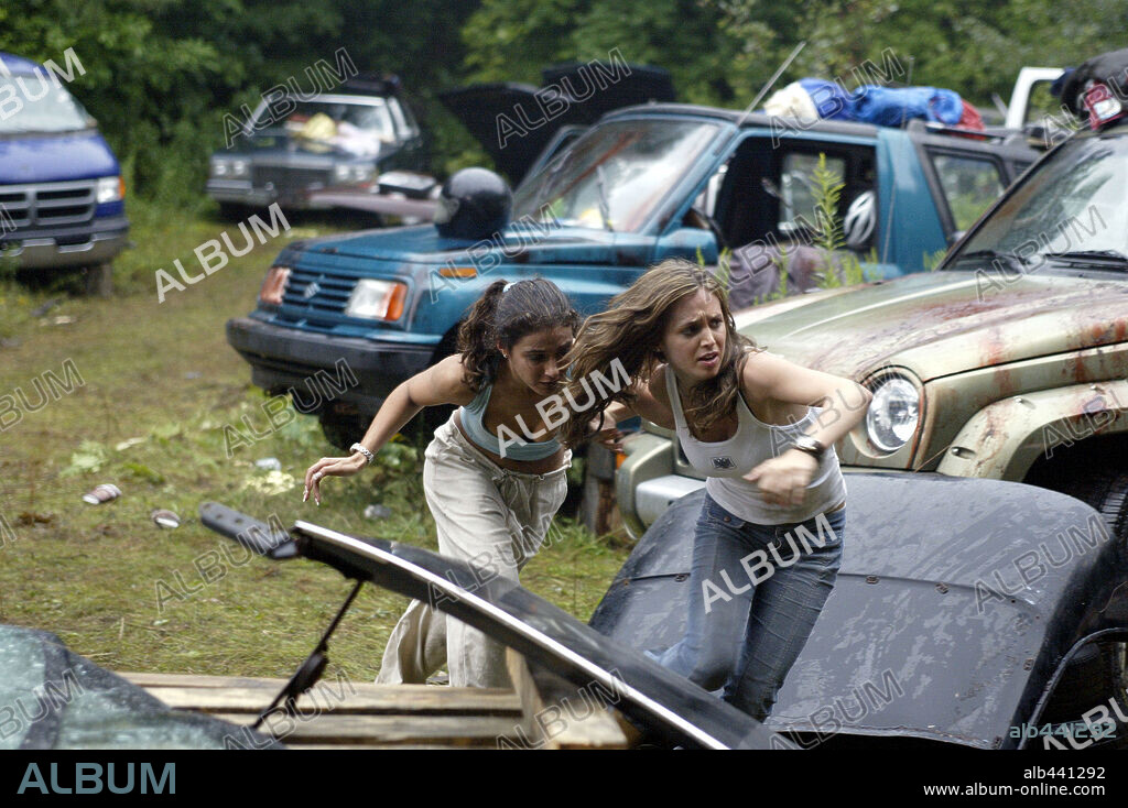 ELIZA DUSHKU and EMMANUELLE CHRIQUI in WRONG TURN, 2003, directed by ROB SCHMIDT. Copyright 20TH CENTURY FOX/REGENCY ENTERPRISES / RAFY.