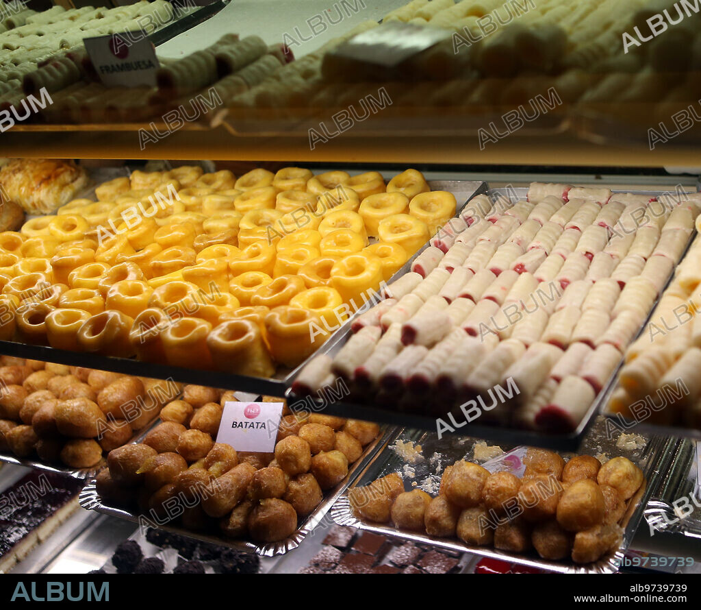 Madrid, 01/11/2013. Pastelería horno San Onofre. Buñuelos y huesos de santo.