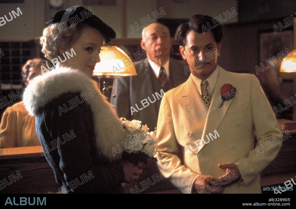 SEAN PENN and UMA THURMAN in SWEET AND LOWDOWN, 1999, directed by WOODY ALLEN. Copyright SWEETLAND FILMS.