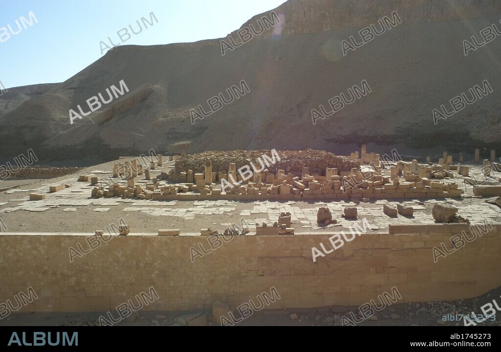 ARTE EGIPCIO. EGIPTO. IMPERIO MEDIO. XI DINASTIA. TEMPLO DE NEBHEPETRE MENTUHOTEP o MENTUHOTEP II (2051-2000 a. C.). Fundador del Imperio Medio, logró la unificación de Egipto. Panorámica del exterior. DEIR EL-BAHARI. Tebas.