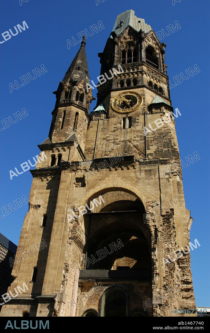 ALEMANIA. BERLIN. KAISER WILHELM GEDACHTNISKIRCHE (IGLESIA MEMORIAL DEL KAISER GUILLERMO) (1891-1895). S. XIX. Construída por el arquitecto alemán Franz Heinrich Schwechten (1841-1924). Fue bombardeada durante la II Guerra Mundial; actualmente se conserva la torre en ruinas.