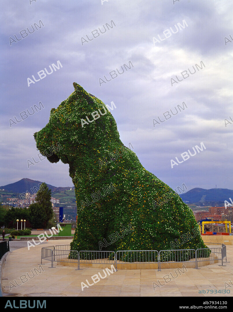 JEFF KOONS (1955-). "PUPPY" - 1997 - SETO PODADO EN FORMA DE PERRO.