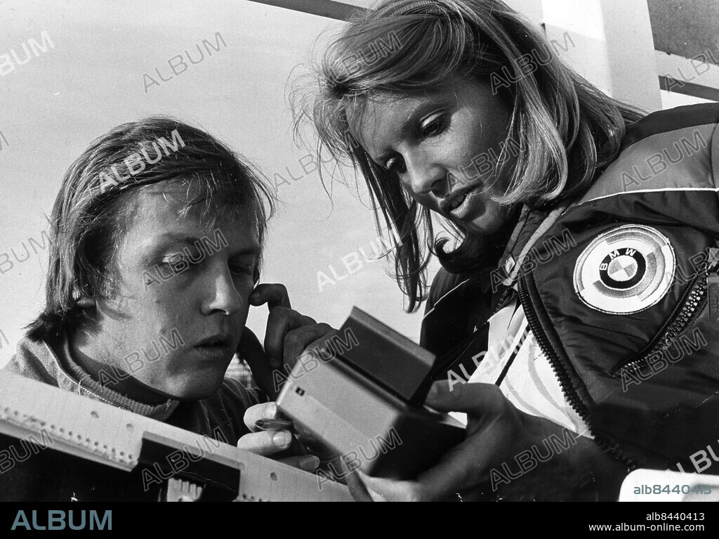 19741006 - Ronnie Peterson blir inte världsmästare i Formula 1 i år heller på grund av sina dåliga bilar. Final i dag i USA. Ronnie kollar sina kvaltider med fästmön Barbro Edvardsson . Foto: Rune Månzon Kod: 4513 . COPYRIGHT SCANPIX SWEDEN.