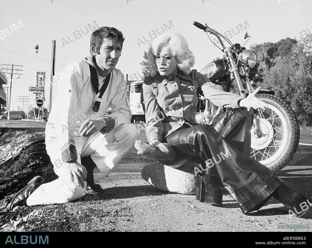 AGATA LYS y JOSE SACRISTAN en PASCUALINO CAMMARATA, CAPITÁN DE FRAGATA, 1973 (PASQUALINO CAMMARATA... CAPITANO DI FREGATA), dirigida por MARIO AMENDOLA. Copyright HESPERIA FILMS.