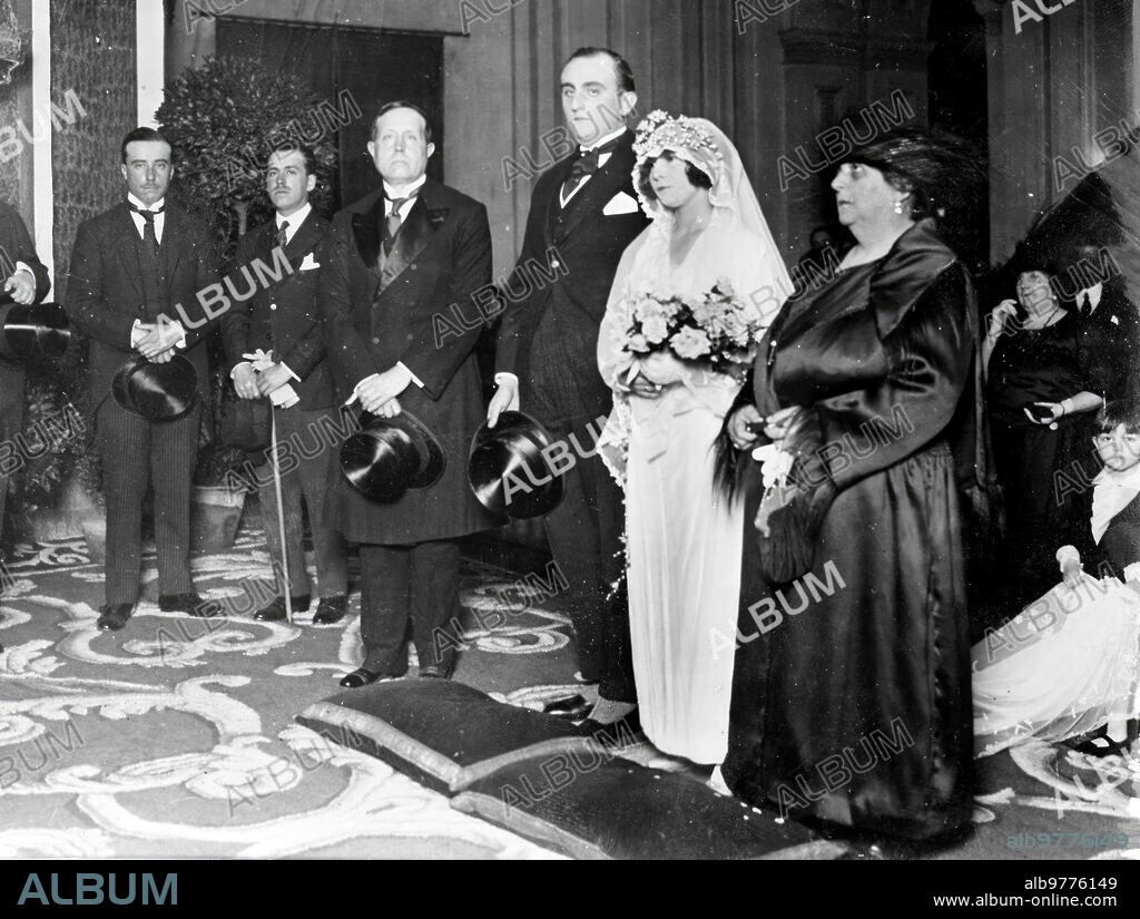 Mayo 1922. Madrid. En la iglesia de san José. Boda de la Bella Señorita pepita solana con D. Enrique Lletget, A Quienes Apadrinaron doña María Eldociain y el tío de la Novia, el ilustre Escritor "Azorín".