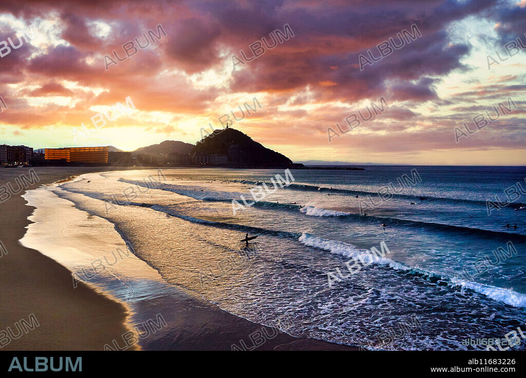 Surf, La Zurriola beach, Kursaal center, Donostia, San Sebastian, Gipuzkoa, Basque Country, Spain,.