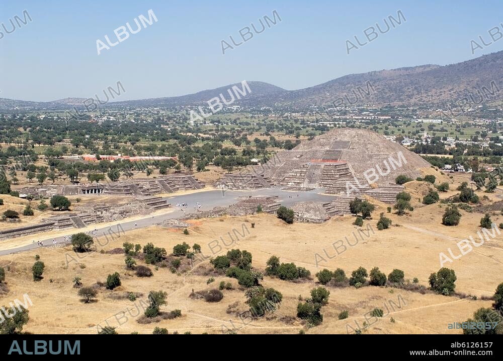 Teotihucan (Mexico), Piramide de la Luna-Pyramid of the moon; built c.200 AD; surface area 150 x 120m, height 45m).-Plaza de la Luna with the Piramide de la Luna.-Photo, 2008.