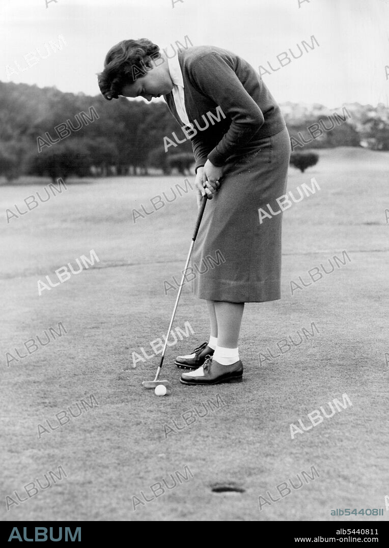British Women Golfers. - Miss. V. Anstey Practises a putt at Royal Sydney today. August 22, 1955. (Photo by Ronald Leslie Stewart/Fairfax Media).