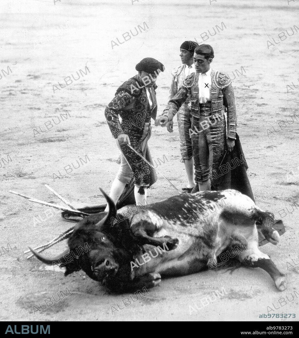 4 julio 1926. Madrid. La corrida de Toros del Domingo.
El diestro Manuel Martinez (X) Viendo sacar el estoque después de una brillante Faena.