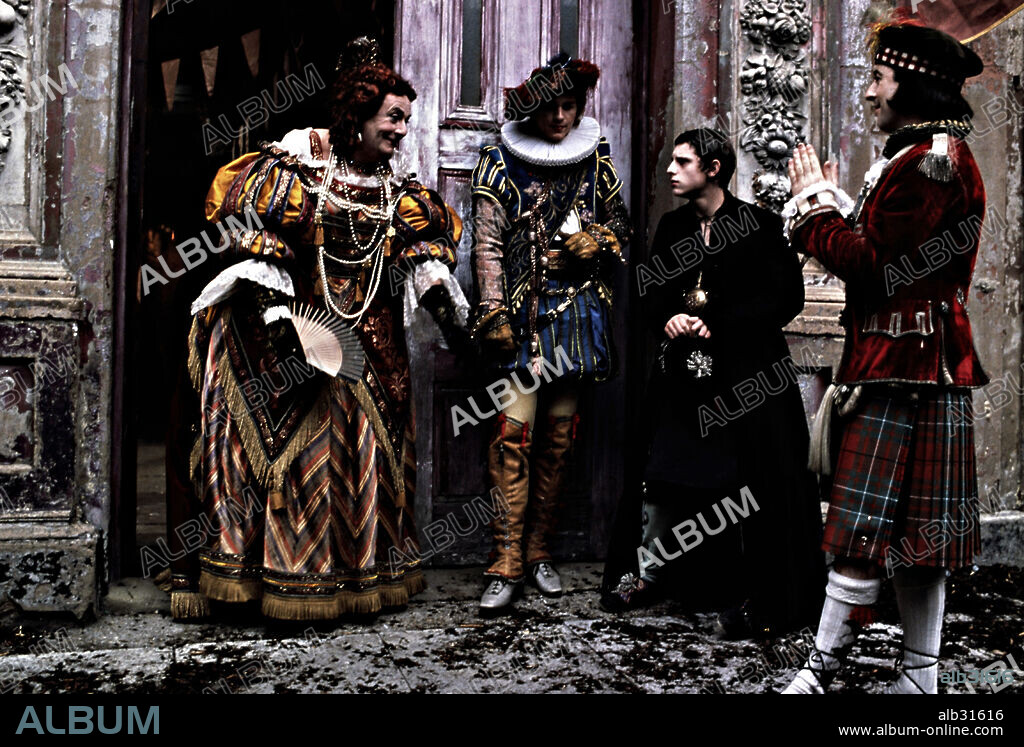ALAN CUMMING, BARRY HUMPHRIES, CHARLIE HUNNAM and JAMIE BELL in NICHOLAS NICKLEBY, 2002, directed by DOUGLAS MCGRATH. Copyright HART-SHARP ENTERTAINMENT/UNITED ARTISTS/POTBOILER PRODUCTION / MEIN, SIMON.
