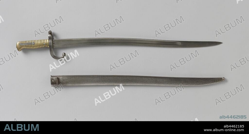Bayonet, Sable bayonet that can be attached to a rear-loading rifle with a Beaumont system. The bayonet has an iron blade with brass hilt. The baffle plate has a guard rod with downward knob. The handle of the bayonet is ribbed. Belonging to the bayonet an iron sheath., De Beaumont, Maastricht, c. 1870, kling, schede, gevest, total: l 110.5 cm bayonet: l 70 cm scabbard: l 59 cm hilt: l 17 cm blade: l 57.5 cm × w 2.8 cm.
