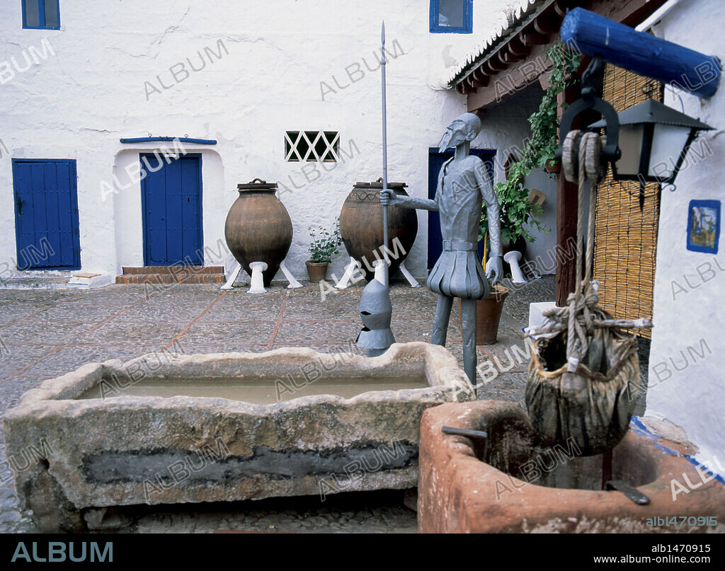 CASTILLA-LA MANCHA. PUERTO LAPICE. Detalle de la VENTA DEL QUIJOTE, del s. XVIII, en cuya arquitectura destaca el patio-corral. Convertido en restaurante, ofrece platos tradicionales. Provincia de Ciudad Real. España.