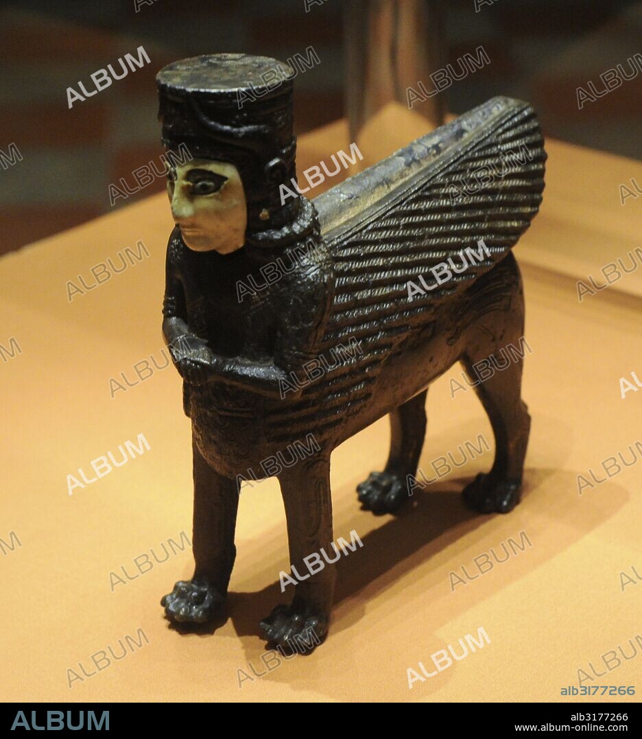 Reino Urarta. Anatolia. Escultura de bronze y piedra de un dios protector Urartu con forma de león alado. Formaba parte de la decoración del trono de los goberantes de la ciudad de Rusahinili ("Ciudad del rey Rusa I), actual Toprakkale, Turquía). Siglo VII-VIII A. C. Museo del Hermitage (The State Hermitage Museum). San Petersburgo. Rusia.