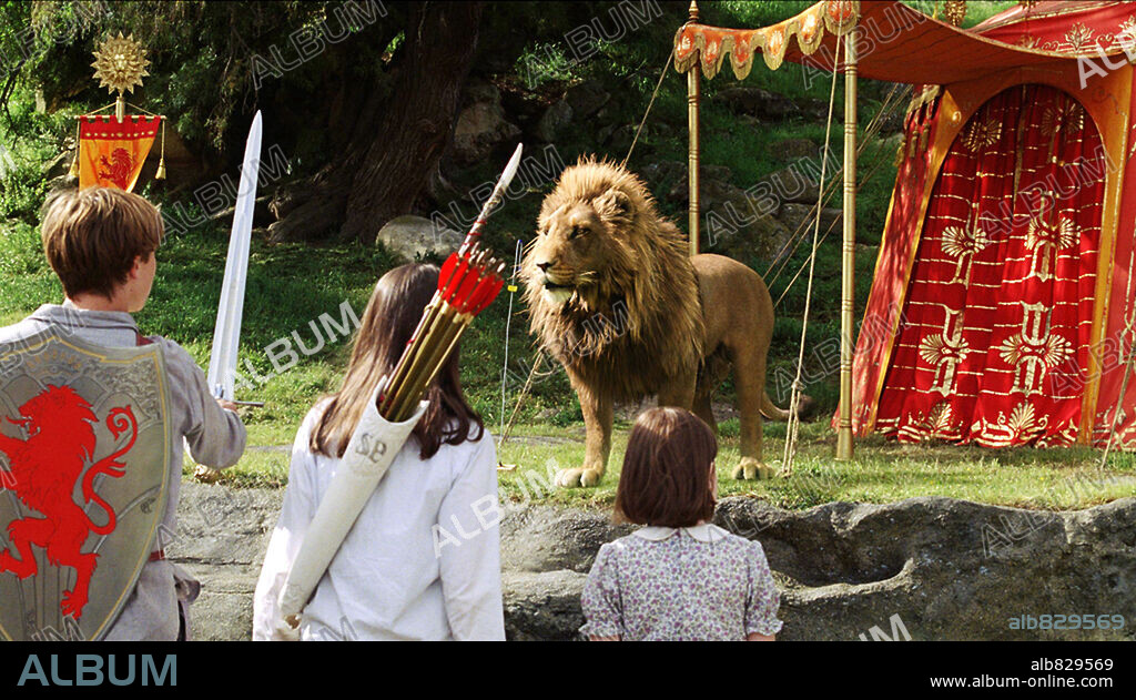 ANNA POPPLEWELL, GEORGIE HENLEY and WILLIAM MOSELEY in CHRONICLES OF NARNIA: THE LION, THE WITCH AND THE WARDROBE, THE, 2005, directed by ANDREW ADAMSON. Copyright WALT DISNEY PICTURES.
