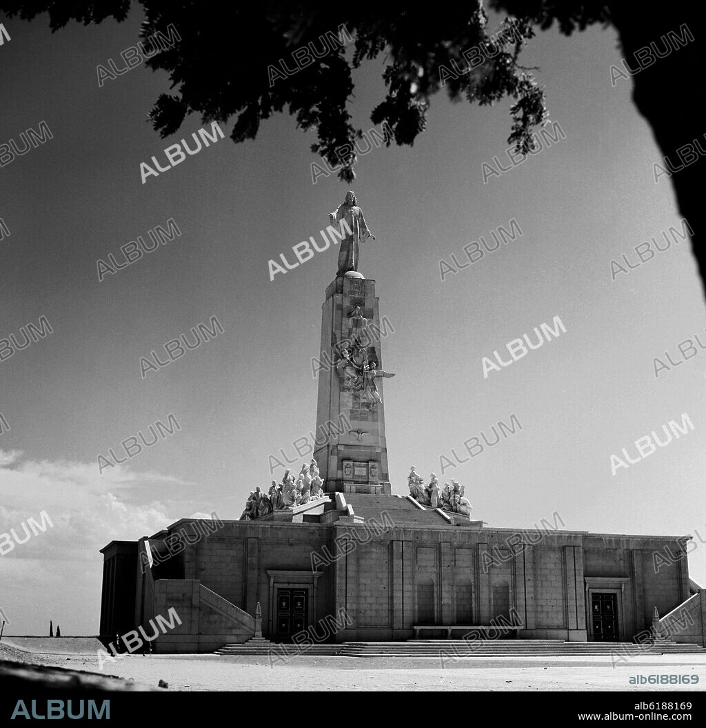 PEDRO MUGURUZA OTAÑO (1893-1952) ARQUITECTO. MONUMENTO AL SAGRADO CORAZON ECULTURAS DE ANICETO MARINAS 1866-1953 y FERNANDO CRUZ SOLIS 1923-2003 - FOTO ByN AÑOS 60.