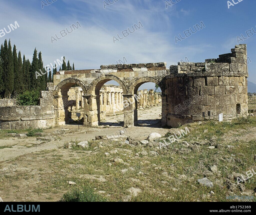 ARTE ROMANO. ASIA MENOR. TURQUIA. HIERAPOLIS. Fundada por Eumenes II, rey de Pérgamo, en el S. II a. C. y destruida por los terremotos de los años 17 y 60. Vista general de la PUERTA DE DOMICIANO, erigida por Julio Frontino, proconsul de Asia entre el 84-86 d. C. Destacan los tres arcos flanqueados por dos torres redondas. Pamukkale. Anatolia.