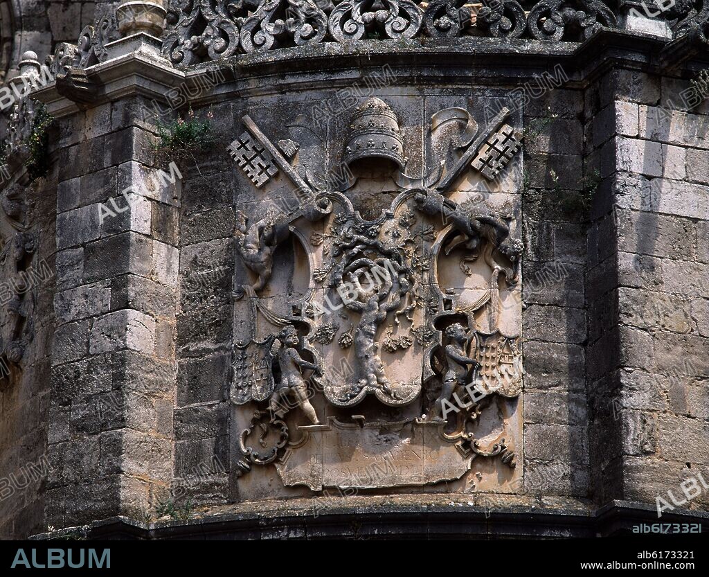 EXTERIOR-DETALLE DEL ESCUDO DEL PAPA JULIO II EN EL ABSIDE.