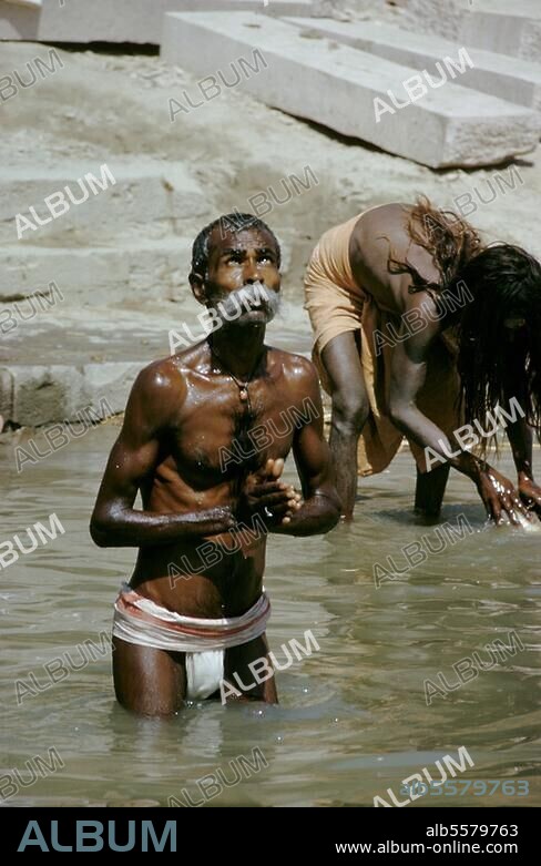 Religionen / Hinduismus. Wallfahrt der Hindus nach Benares / Varanasi (Uttar Pradesh, Indien) und rituelle Waschungen mit dem Wasser des heiligen Flusses Ganges: Eine Mann bei der rituellen Waschung. Foto, undatiert.