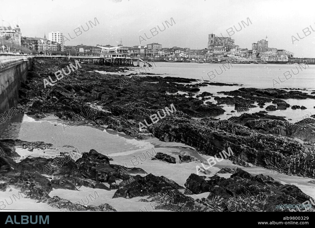 1967. Vista de la playa bajamar del pueblo Castro Urdiales (Cantabria).