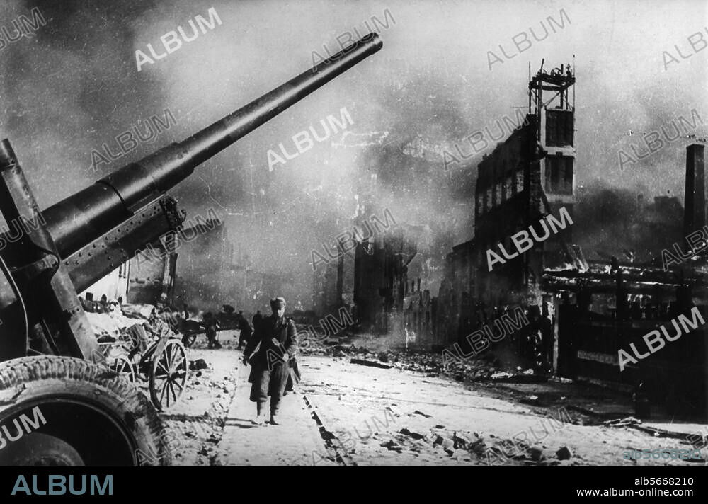2e G. M. 1939-45 / Bataille de Gdansk (Dantzig), mars 1945 - 23 mars 1945 : percée de l'Armée Rouge à Zoppot, Dantzig, et Gdingen. Les troupes allemandes évacuent Dantzig le 30 mars 1945. Canon lourd et soldat soviétique dans une rue de Dantzig. Photo, mars 1945.