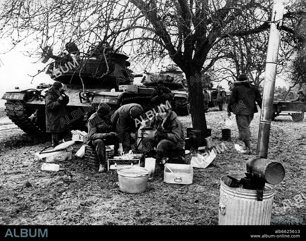A group of US soldiers during a morning break in the context of the NATO manoeuvre REFORGER IV - "Return of Forces to Germany" in a wood near Crailsheim on 22 January 1973. More than 40.000 soldiers participated in the manoeuvre, amongst them there were also members of the German armed forces. 22/01/1973