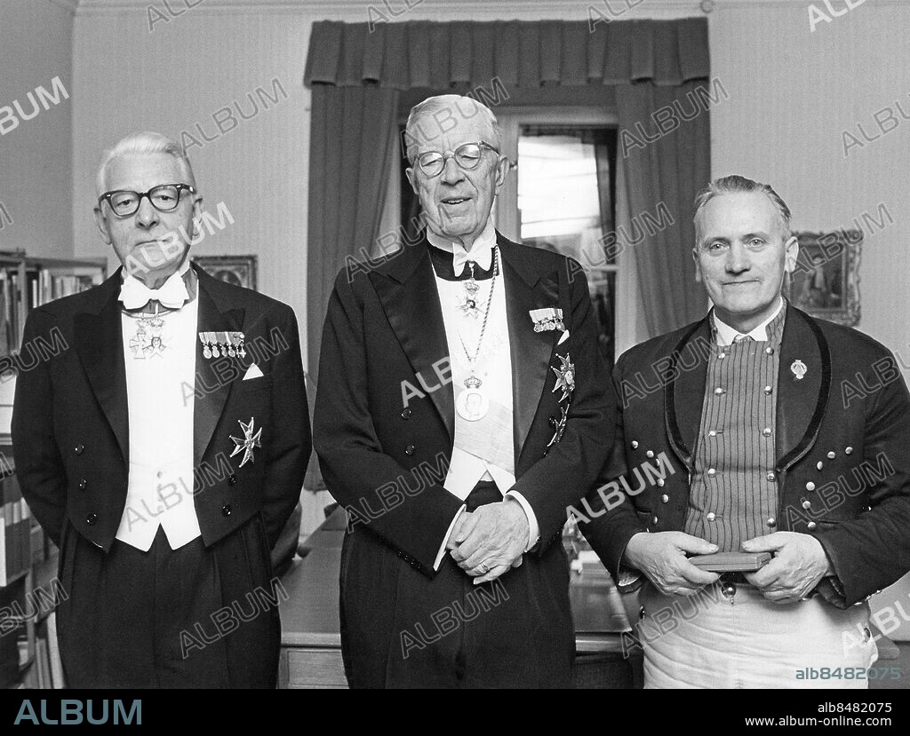 STOCKHOLM 1969-11-24 Vid Kungliga Akademiens högtidsdag delade kung Gustaf VI Adolf ut guldmedalj till direktör Einar Hansen (tv) och spelman Eric Sahlström.. Foto: Freddy Lindström / Pressens Bild / TT / Kod: 1047.