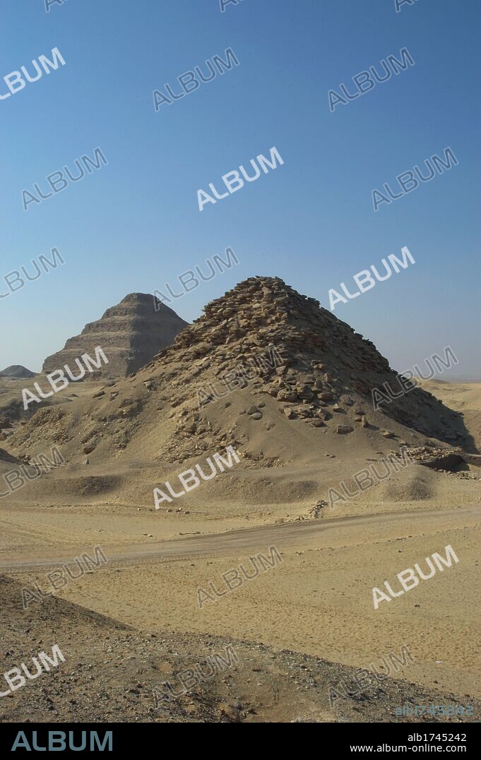 ARTE EGIPCIO. EGIPTO. IMPERIO ANTIGUO. PIRAMIDE DE USERKAF, en primer término, fundador de la V Dinastía y, al fondo, la PIRAMIDE DE ZOSER o PIRAMIDE ESCALONADA, tumba del faraón Zoser, de la III Dinastía. SAKKARA.