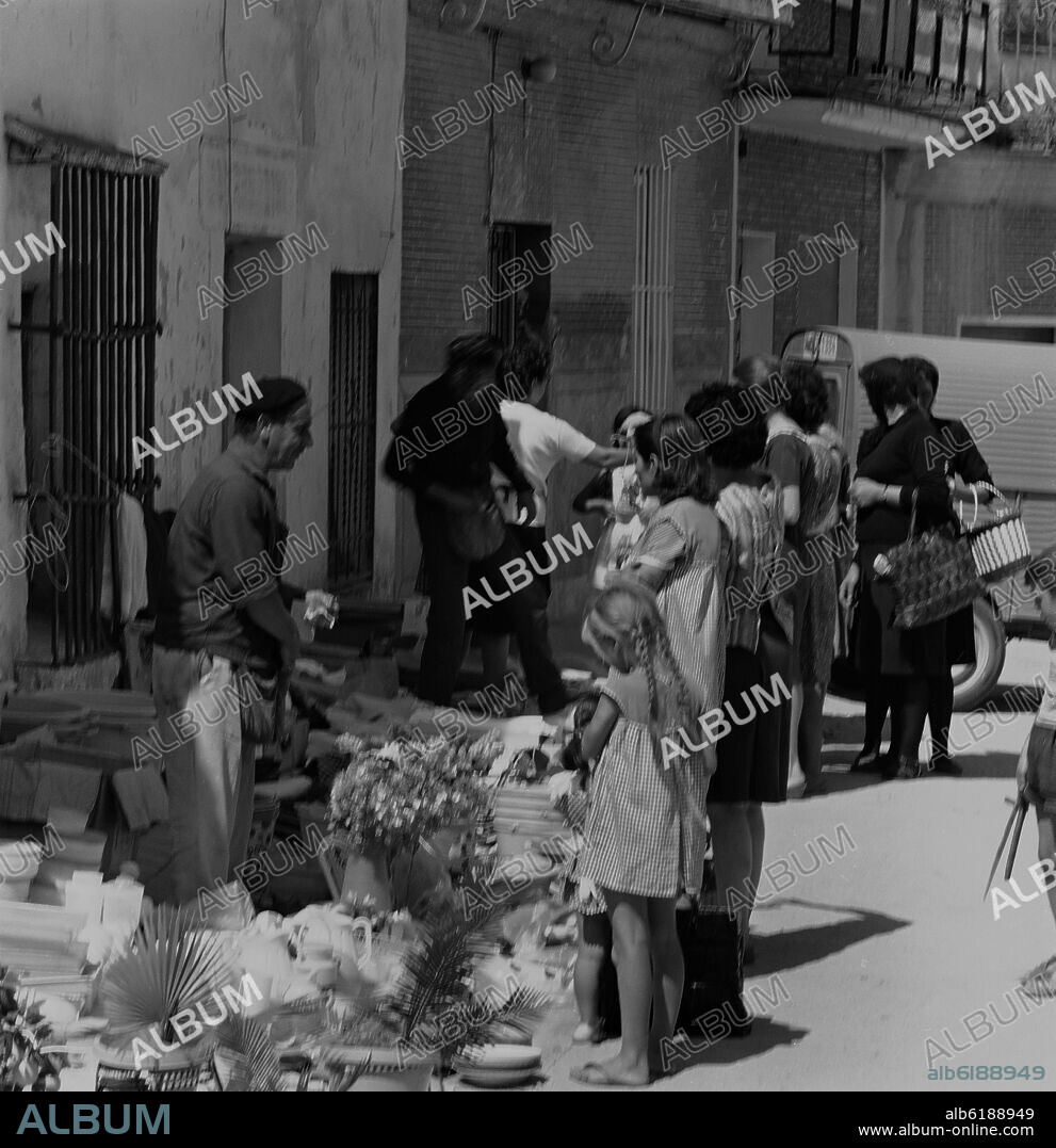 MERCADILLO DE ALCORCON - FOTOGRAFIA EN BLANCO Y NEGRO - AÑOS 60.
