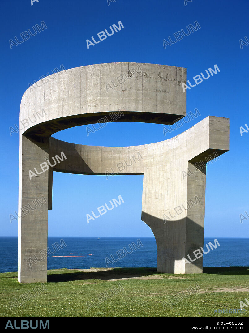 EDUARDO CHILLIDA. ARTE S. XX. ESPAÑA. CHILLIDA, Eduardo (San Sebastián, 1924-2002). Escultor vasco. "ELOGIO DEL HORIZONTE" (1989). Escultura en hormigón, situada en el Cerro Santa Catalina. GIJON. Asturias.