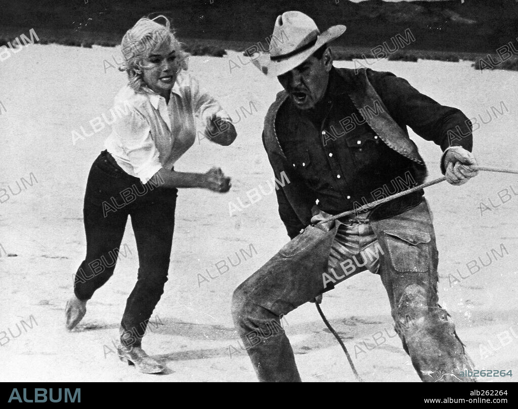 NORMA JEAN BAKER y Clark Gable. CLARK GABLE y MARILYN MONROE en VIDAS REBELDES, 1961 (THE MISFITS), dirigida por JOHN HUSTON. Copyright UNITED ARTISTS/SEVEN ARTS.