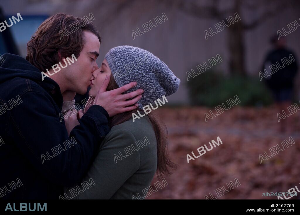 CHLOE GRACE MORETZ and JAMIE BLACKLEY in IF I STAY, 2014, directed by R. J. CUTLER. Copyright NEW LINE CINEMA / WARNER BROS.
