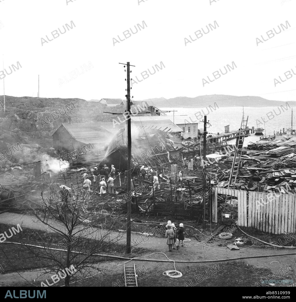 KÄLLÖ-KNIPPLA 1953-12-19. Brand på Knippla skeppsvarv - skärgårdens största varvsbyggnad i ruiner! *** Local Caption *** GP 3539Knippla 28.18.jpg Foto: Kamerareportage / TT / Kod: 2524.