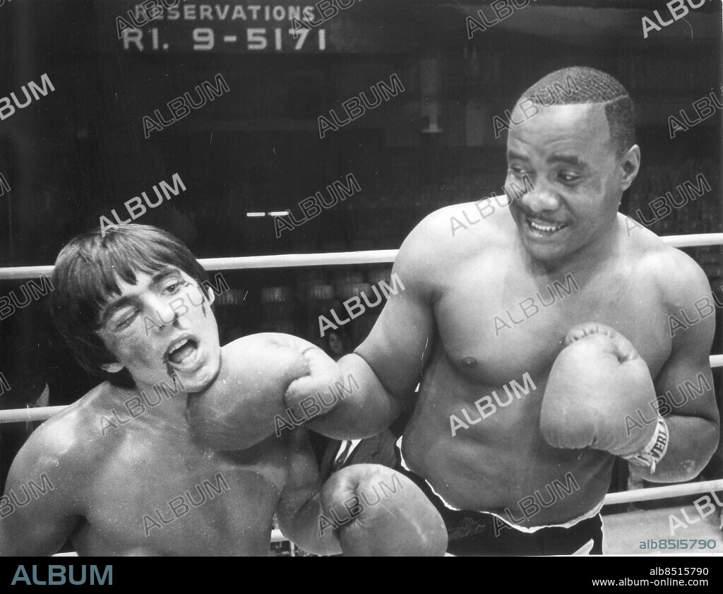 ARKIV 1968. En leende Sonny Liston boxas i en film mot Davy Jones från pogruppen Monkees.. Foto: UPI/Scanpix/Kod 450e.